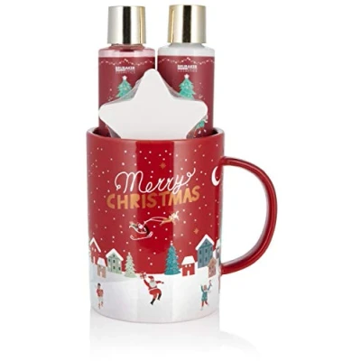 Afbeelding van BRUBAKER Cosmetics Bad en Doucheset Winterbessen Geur Cadeautip Kerstpakket Kerstcadeau 4 Delig Geschenk in een Grote Kerstbeker Kerstmis Set voor Vrouwen Mannen