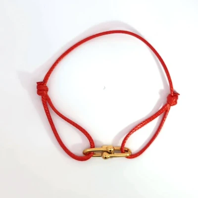 Afbeelding van Rood koord armbandje met gouden dubbele bedels