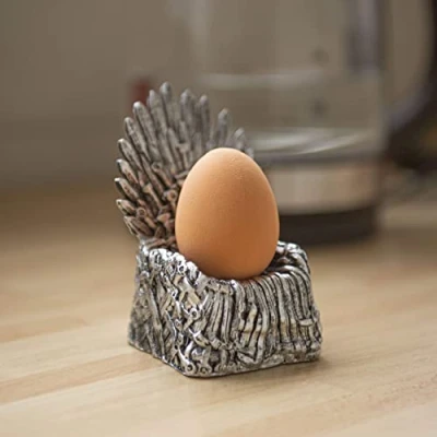 Afbeelding van Marco Paul Game of Thrones ei houder ijzer fauteuil replica cadeau nieuwigheid eierdopje grappig servies grijs modern huisdecoratie