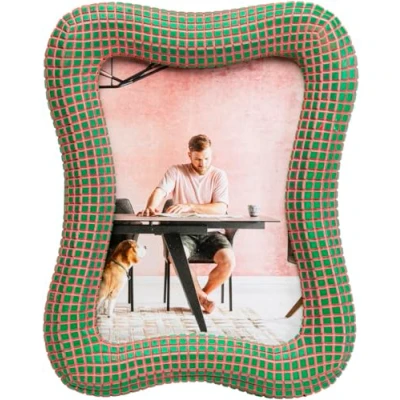 Afbeelding van Kare Design fotolijst Wavy, groen, handbeschilderd, uniek, staand bruikbaar, wandmontage mogelijk, modern design, A5 formaat, cadeau idee, 23x18x2 cm (H/B/D)
