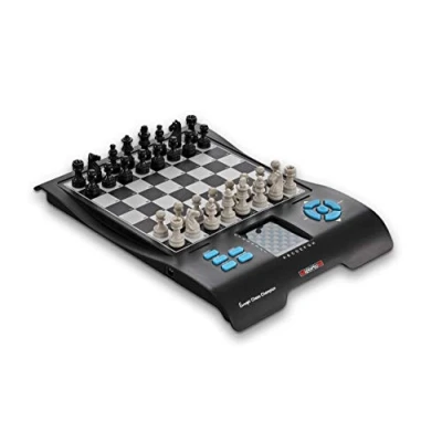 Afbeelding van MILLENNIUM Europe Chess Champion Schaakcomputer (8 spellen in 1) Dammen, Halma, 4 op een rij, Reversi, etc. Voor beginners en kinderen.