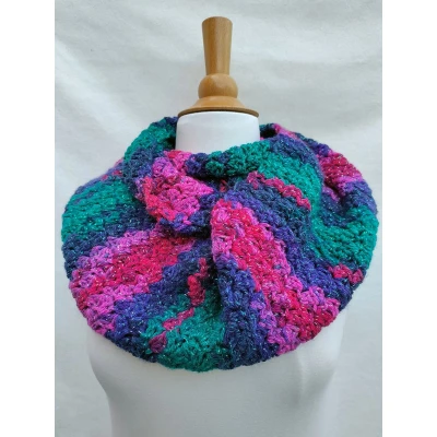 Afbeelding van Handgemaakte colsjaal gehaakt in fuchsia, bordeuxrood, groen, blauwtinten met glinsterdraad