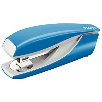 Afbeelding van Leitz Kantoornietmachine, capaciteit 30 vellen, lichtblauw, ergonomische metalen behuizing, inclusief nietjes, NeXXt, 55020030