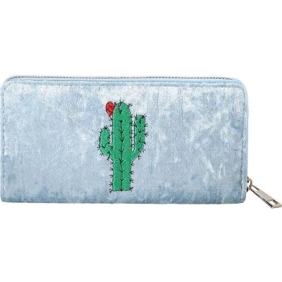 Afbeelding van Een Musthave deze ruime portemonnee met op De voorkant leuke cactus genaaid. buitenkant voelt fluweel zacht aan. wordt afgesloten zilverkleurige rits. Voor uzelf of Bestel Kado