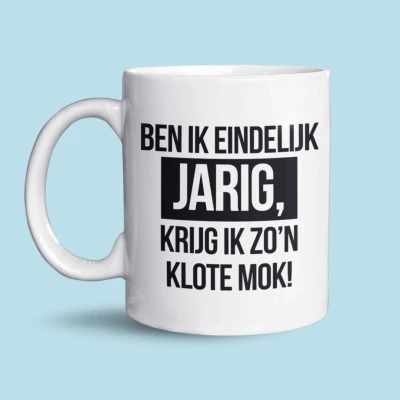 Afbeelding van NietMokken.nl Grappige verjaardag mok &quot;Ben ik eindelijk jarig, krijg zo’n klote mok!&quot; Hilarisch verjaardagscadeau voor hem of haar Keramische tas Beker 325ml