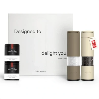 Afbeelding van LARS NYSØM Spice Mills &amp; Spices Gift Set Zout en pepermolenset met chilimolen 2 kruidenpotjes (zout, peper, chili) Een geweldig cadeau idee dankzij de prachtige geschenkdoos Taupe Brown/Almond Beige