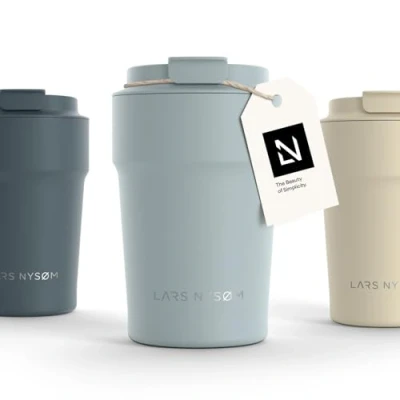 Afbeelding van LARS NYSØM &#039;Bevægelse&#039; Thermos Coffee Mug to go 380ml BPA vrij met Isolatie Lekvrije Roestvrijstalen Thermosbeker Baby Blue