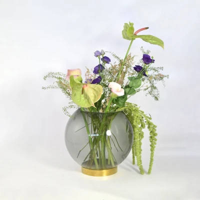 Afbeelding van AYTM Globe vaas, Ø 17 cm, rookgrijs/goud, glas, roestvrij staal