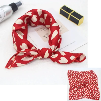 Afbeelding van Kleine Dames Sjaal Zijden Bandana Rood Witte Hartjes