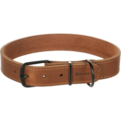 Afbeelding van Flamingo Montana Cognac lederen halsband XL 47,5 58 cm x 28 mm met klinknagels en gesp heeft een zwarte glanzende afwerking