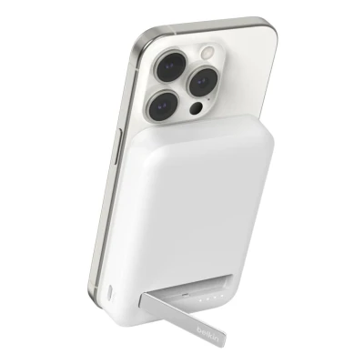 Afbeelding van Belkin BoostCharge Pro draadloze 8000mAh powerbank met Qi2, MagSafe compatibele draagbare lader + uitklapbare standaard iPhone 16, 16 Plus, Pro, Max, 15, 14, 13, 12, meer Wit