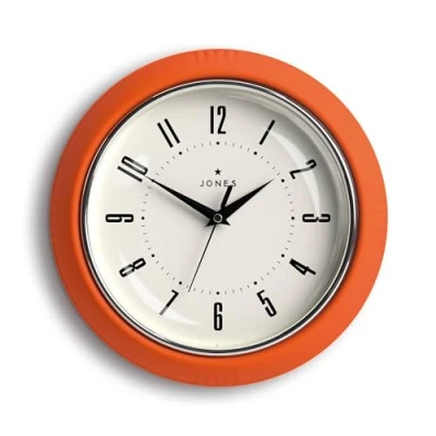 Afbeelding van Jones Clocks® Ronde Retro wandklok The Ketchup Round Clock Makkelijk leesbare cijfers, zwarte perfect als keukenklok, kantoorklok, woonkamerklok klok 25cm Oranje