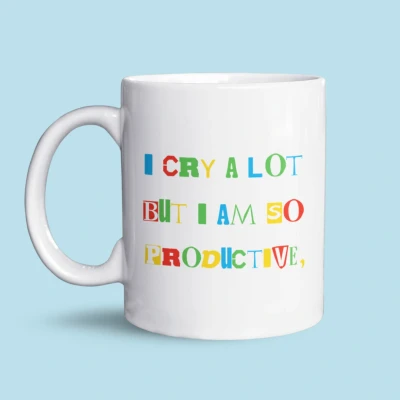 Afbeelding van NietMokken.nl Taylor Swift mok I Cry a Lot but Am So Productive Kleurrijke koffiemok Keramische beker, vaatwasser en magnetronbestendig Perfect cadeau voor fans Aan beide zijden bedrukt 325ml