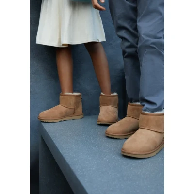 Afbeelding van UGG Classic Mini II suède enkelboots camel