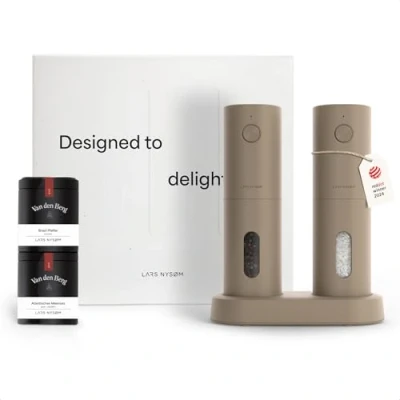 Afbeelding van LARS NYSØM Elektrische kruidenmolens &amp; specerijen geschenkset Zout en pepermolenset met 2 hoogwaardige kruidenpotjes (zout, peper) Mooie geschenkverpakking (Taupe Brown)