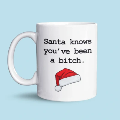 Afbeelding van NietMokken.nl Santa Knows You’ve Been a Bitch Mok Grappige Kerstmok Keramische Beker Beide Zijden Bedrukt 325 ml Vaatwasser en Magnetronbestendig Leuke Koffietas Origineel Kerstcadeau
