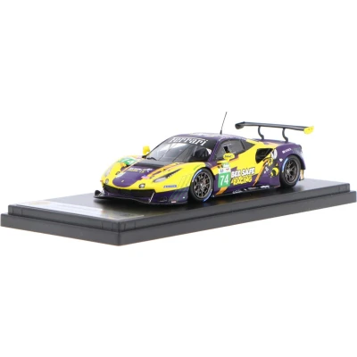 Afbeelding van het 1:43 Diecast model van De Ferrari 488 GTE Evo 3.9L Turbo V8 Team Riley Motorsports #74 24H LeMans 2022. rijders waren F. Fraga/S. Bird en S. Gisbergen. fabrikant schaalmodel is Looksmart. Dit i