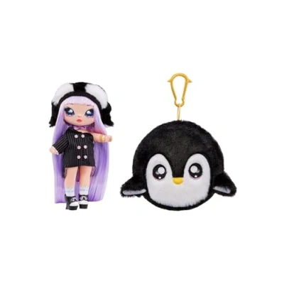 Afbeelding van Na Surprise Cosy Series ISLA WADDLES Pinguïn geïnspireerde zachte pluche modepop met paars haar, muts, outfit en fuzzy clip on portemonnee Verzamelbaar Voor kinderen van 5 jaar ouder.