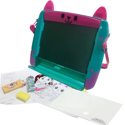 Afbeelding van Cefa Toys Het Gabby poppenhuis 4 in 1 artistieke schildersezel heeft 2 pagina&#039;s, inclusief krijt, kleurpotloden, posters om te kleuren en een draaggreep voor kinderen, geschikt kinderen