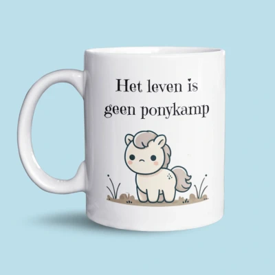 Afbeelding van NietMokken.nl Grappige mok met tekst en pony illustratie Het leven is geen ponykamp Beide zijden bedrukt Vaatwasser magnetronbestendig Leuk als cadeau voor vrienden familie
