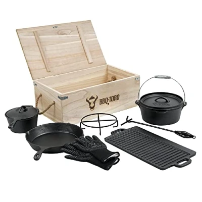 Afbeelding van BBQ Toro 8 delige Dutch Ovenset in houten kist, gietijzer, al ingebrand (pre seasoned) grillset met Oven, grillplaat, steelpan, braadpan, onderzetter, deksellifter
