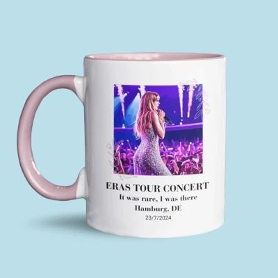 Afbeelding van NietMokken.nl Keramische mok met Eras Tour Amsterdam concert ontwerp Perfect voor Taylor Swift fans als koffiebeker Aan beide zijden bedrukt Vaatwasser en magnetronbestendig Ideaal cadeau Swifties om je concertmoment te herbeleven!