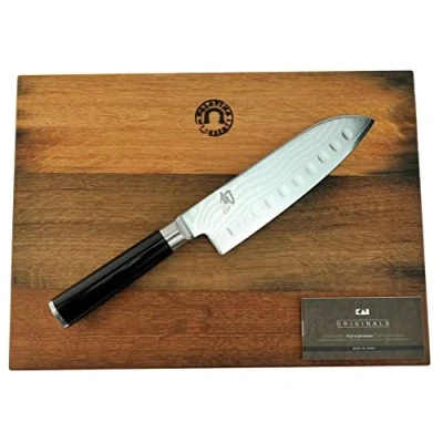Afbeelding van KAI Shun Classic aanbiedingsset ultrascherp Santoku DM 0718 met gegroefde slijping 18 cm lemmet + houten plank 34 x 21 VK: 259,95