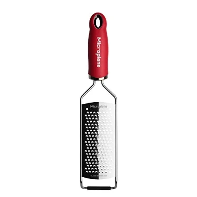Afbeelding van Microplane Keukenrasp grof voor kaas, wortel, gember, kokos, noten en mierikswortel uit de Gourmet Serie in rood/roestvrij staal