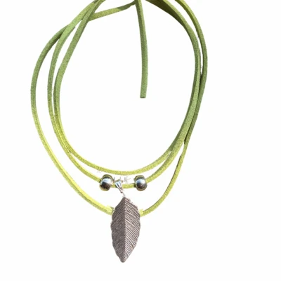 Afbeelding van Enkelbandje Groen Wikkel Suede 20 29 cm Veertje Charme Bijoux