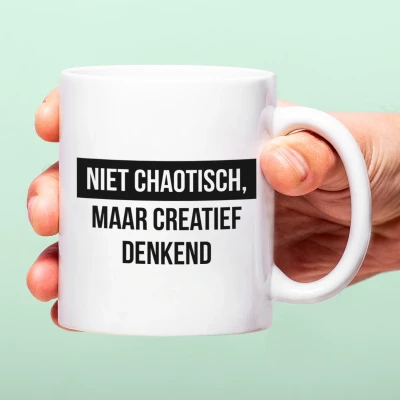 Afbeelding van Mok Niet Chaotisch, Maar Creatief Denkend van Ditverzinjeniet