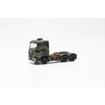 Afbeelding van herpa Vrachtwagen model Mercedes Benz Arocs 6x4 trekker Bundeswehr, miniatuur op schaal 1:87, verzamelstuk, Made in Germany, kunststof