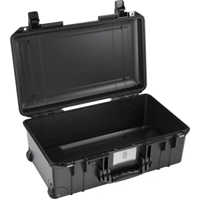 Afbeelding van PELI 1535 Air Lichtgewicht Professionele Camerakoffer Met Wieltjes en Uittrekbaar Handvat, Water Stofdicht, Capaciteit: 27L, Gemaakt In de Vs, Zonder Schuim, Kleur: Zwart