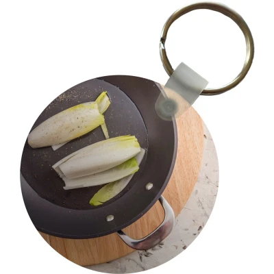 Afbeelding van Sleutelhanger Wokpan met gekruid witlof op een houten plaat Plastic Rond Uitdeelcadeautjes