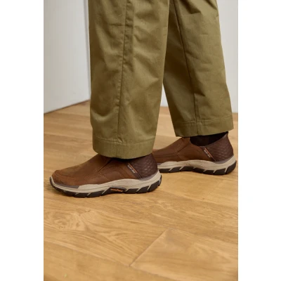 Afbeelding van Skechers Respected Elgin Slip ins 204810 CDB, Mannen, Bruin, Sneakers, maat: 42,5
