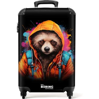 Afbeelding van NoBoringSuitcases.com® Handbagage koffer lichtgewicht Reiskoffer trolley Wasbeer met oranje jas en verfspetters Rolkoffer wieltjes Past binnen 55x40x20 55x35x25