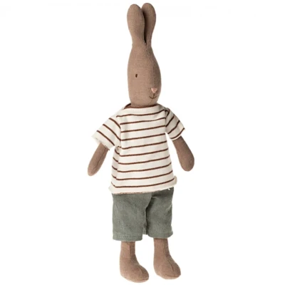 Afbeelding van Maileg knuffelkonijn gestreept shirt en korte broek maat 2 29 cm