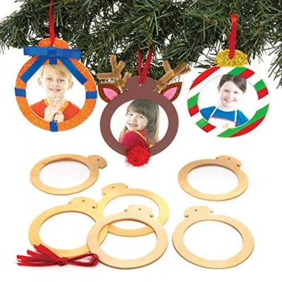 Afbeelding van Baker Ross AT220 kerstbal, decoratieve hanger van hout met fotolijst (10 stuks) kerstboomversiering knutselset voor kinderen, gesorteerd