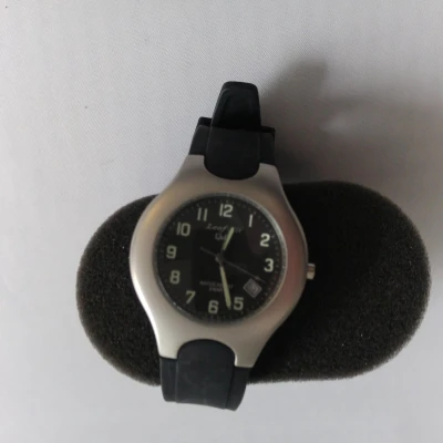 Afbeelding van Mooi leaf fit Q&amp;Q horloge unisex met datum.