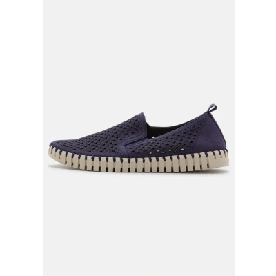 Afbeelding van Ilse Jacobsen heren Tulip slip on met cut out detail in de kleur Royalblauw, maat: 43