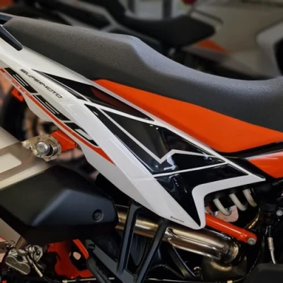 Afbeelding van Resin Bike Motorsticker compatibel met KTM 890 SMT 2023 2025. Kuipzijden Tegen Stoten en Krassen. 3D stickers van hars, gemaakt in Italië