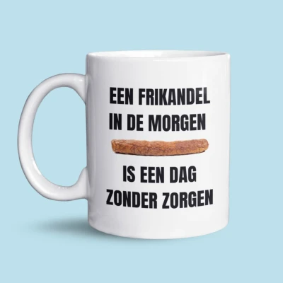 Afbeelding van NietMokken.nl Grappige Mok &quot;Een Frikandel in de Morgen&quot; 325 ml Beker/Tas Aan Beide Zijden Bedrukt Vaatwasser en Magnetronbestendig Leuk als Cadeau voor Snackliefhebbers Humor Koffie of Thee Premium Kwaliteit