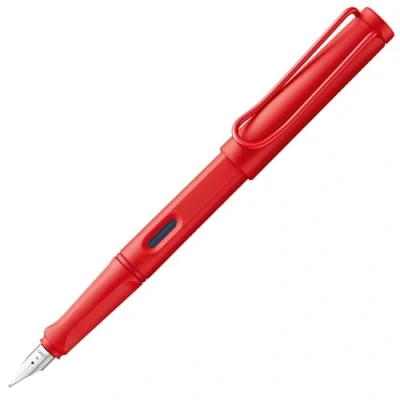 Afbeelding van Lamy safari moderne vulpen 020 van robuust kunststof in aardbei met ergonomische handgreep en stalen veer steekbreedte EF, incl. inktcartridge T 10 blauw