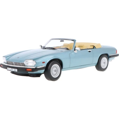 Afbeelding van het 1:18 Diecast model van De Jaguar XJ S Cabriolet uit 1988 in lichtblauw. fabrikant schaalmodel is Norev. Dit alleen online verkrijgbaar