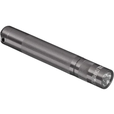 Afbeelding van Mag Lite LED Solitaire tot 37 Lumen, 8 cm Mini Zaklamp, incl. 1 Micro Batterij en Sleutelhangerlus, Titanium Grijs, SJ3A096