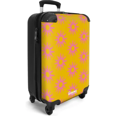 Afbeelding van NoBoringSuitcases.com® Handbagage koffer lichtgewicht Reiskoffer trolley Geel met roze zonnen Rolkoffer wieltjes Past binnen 55x40x20 en 55x35x25