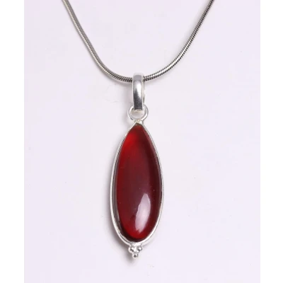 Afbeelding van Lange druppelvormige zilveren hanger met granaat aan ketting