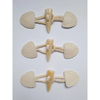 Afbeelding van Houtje touwtje sluiting knoop 3 stuks creme kleur vesthouder knebel jas vest knopen