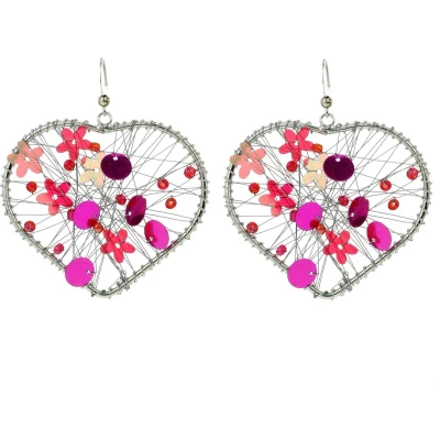 Afbeelding van Behave Hart vormige oorhangers met hand geweven glanzend zilverkleurige metaaldraad fuchsia en rode lovertjes kraaltjes.