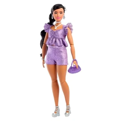 Afbeelding van Barbie Luxe Stijl Pop nr. 8 in metallic paars topje en glinsterende shorts, zwart haar vlecht, met accessoires als sieraden parelstijl handtas, JFP43
