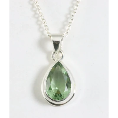 Afbeelding van Druppelvormige zilveren hanger met groene amethist aan ketting